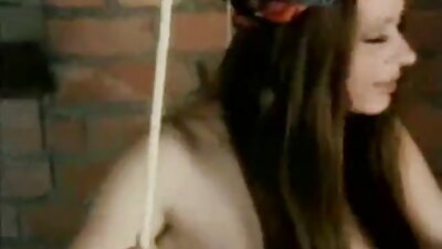 Curva japoneză este lovită de doi tipi simultan