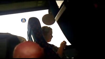 Bruneta primește plăcere sexuală de la un bărbat din sat