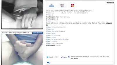 Două fete adolescente mici împart un weiner delicios