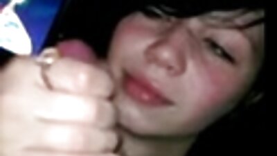 Bruneta cu sâni naturale și iubitul ei fac sex senzual în pat