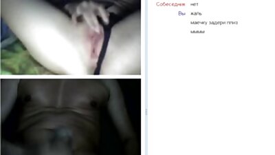 Fata tatuată își întinde pisica pe un ciocan masiv