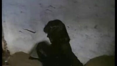 Două pui slabe fac sex lesbian pasional în club de noapte