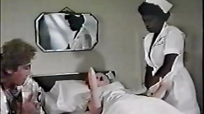 O brunetă cu o păsărică păroasă își face pizda strâmtă
