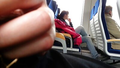 O chestie subțire este deasupra mesei, goală și futută