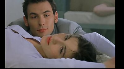 Un tip bătrân se dracului de o escortă adolescent fierbinte pe canapeaua din casa lui