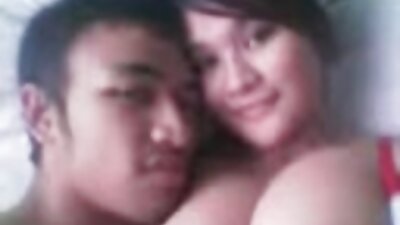 Femeia lucrează ca stripteuză, astfel încât fratele vitreg o poate pătrunde
