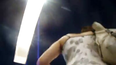 O adolescentă zveltă, Lili Fox, este futută și facializată