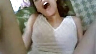 Adolescentul mic cu fundul cu bule devine super excitat după cumpărături