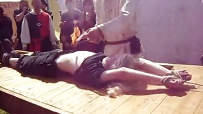 Un tip negru își plasează stâlpul lung într-o curvă blondă strâmtă